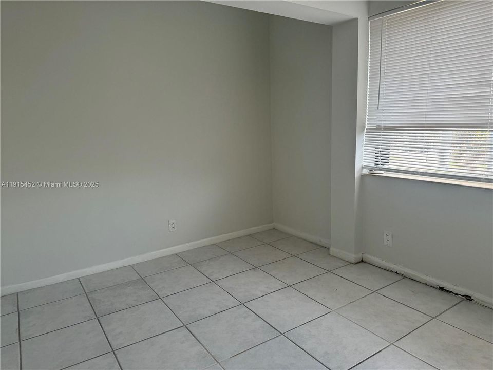 Active With Contract: $1,900 (3 beds, 2 baths, 1040 Square Feet)