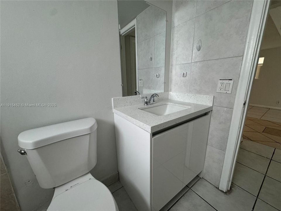 Active With Contract: $1,900 (3 beds, 2 baths, 1040 Square Feet)