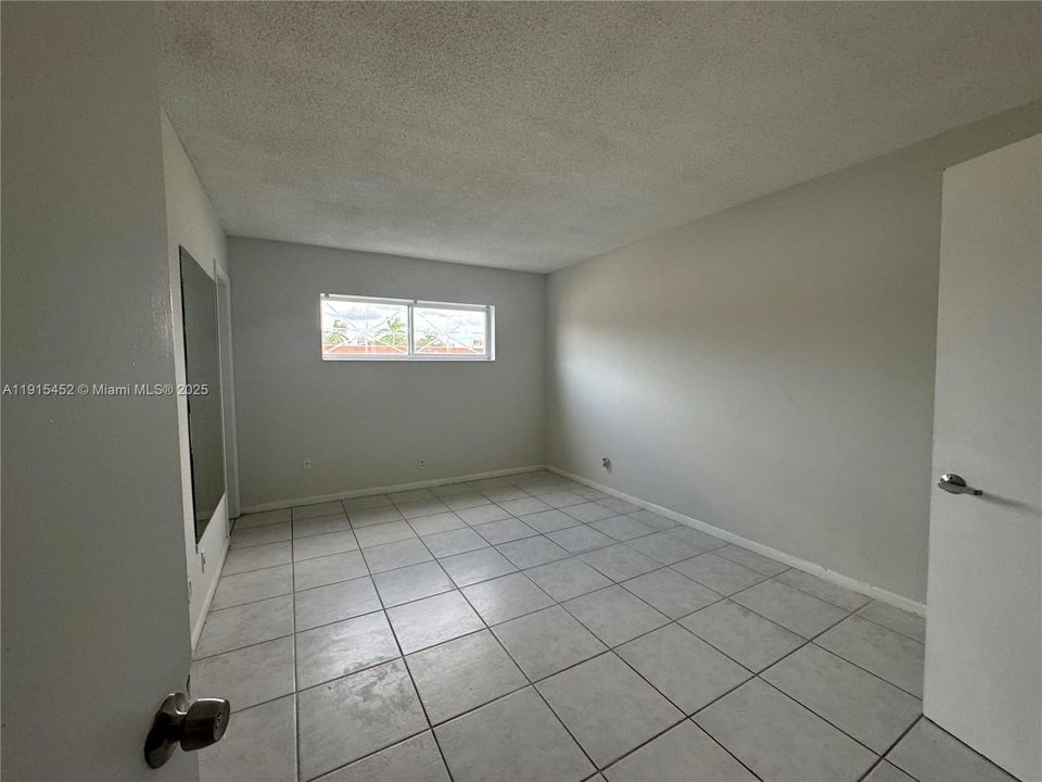 Active With Contract: $1,900 (3 beds, 2 baths, 1040 Square Feet)