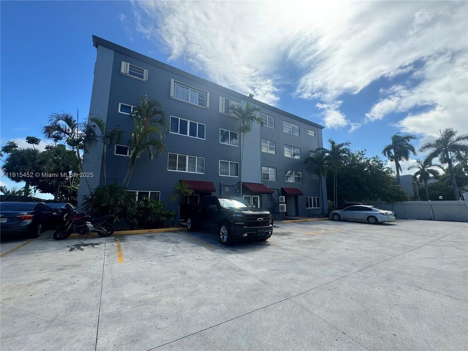 Active With Contract: $1,900 (3 beds, 2 baths, 1040 Square Feet)