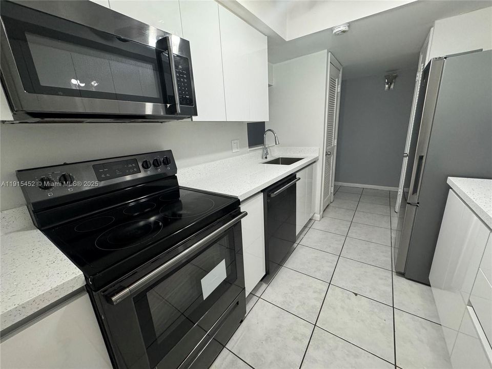 Active With Contract: $1,900 (3 beds, 2 baths, 1040 Square Feet)