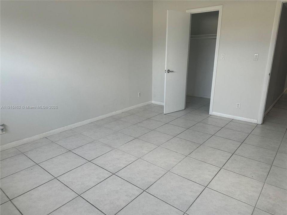 Active With Contract: $1,900 (3 beds, 2 baths, 1040 Square Feet)