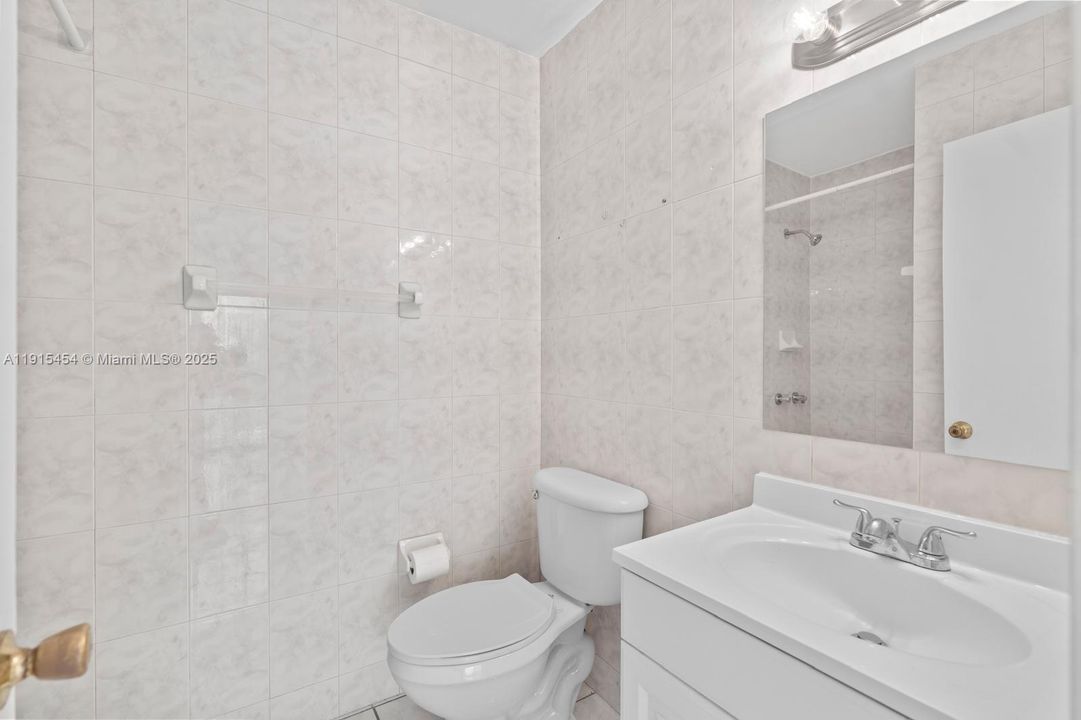 待售: $330,000 (2 贝兹, 2 浴室, 867 平方英尺)