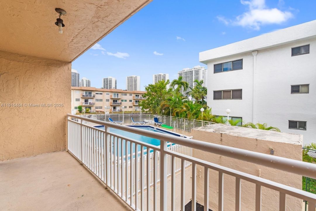 待售: $330,000 (2 贝兹, 2 浴室, 867 平方英尺)