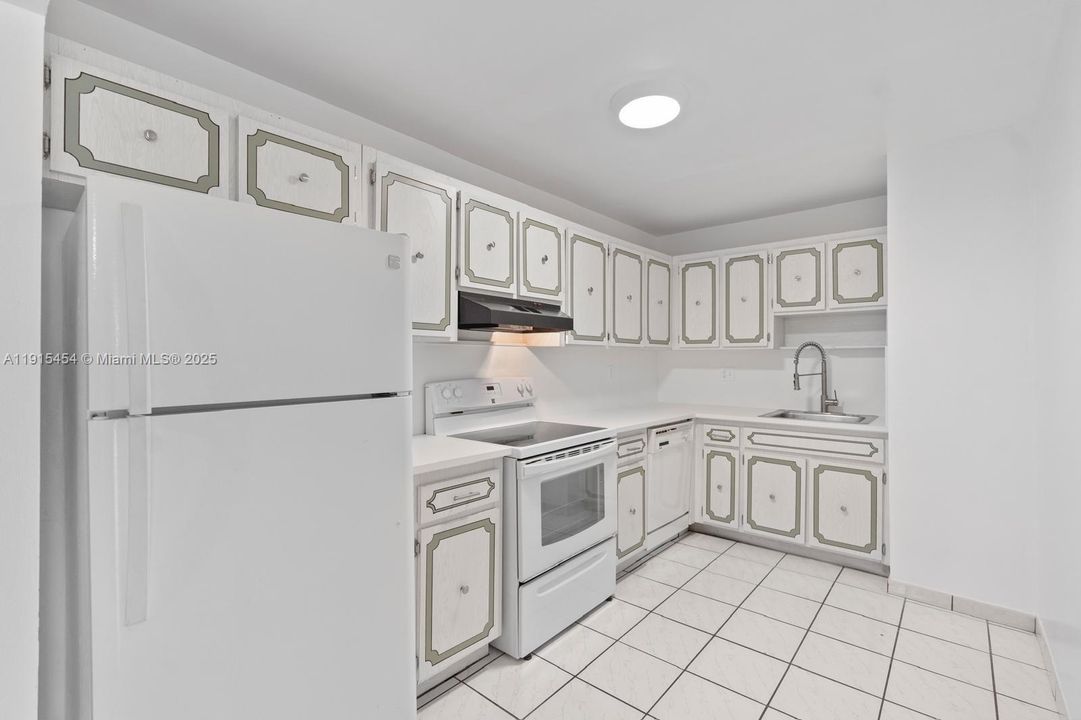 待售: $330,000 (2 贝兹, 2 浴室, 867 平方英尺)