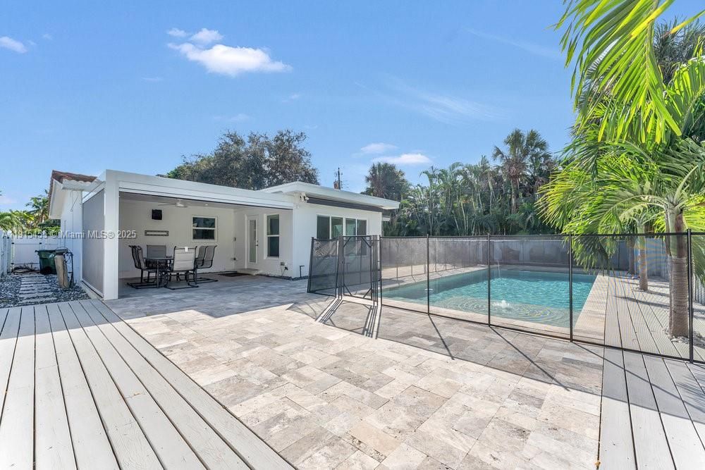 For Sale: $1,100,000 (2 beds, 2 baths, 1303 Square Feet)