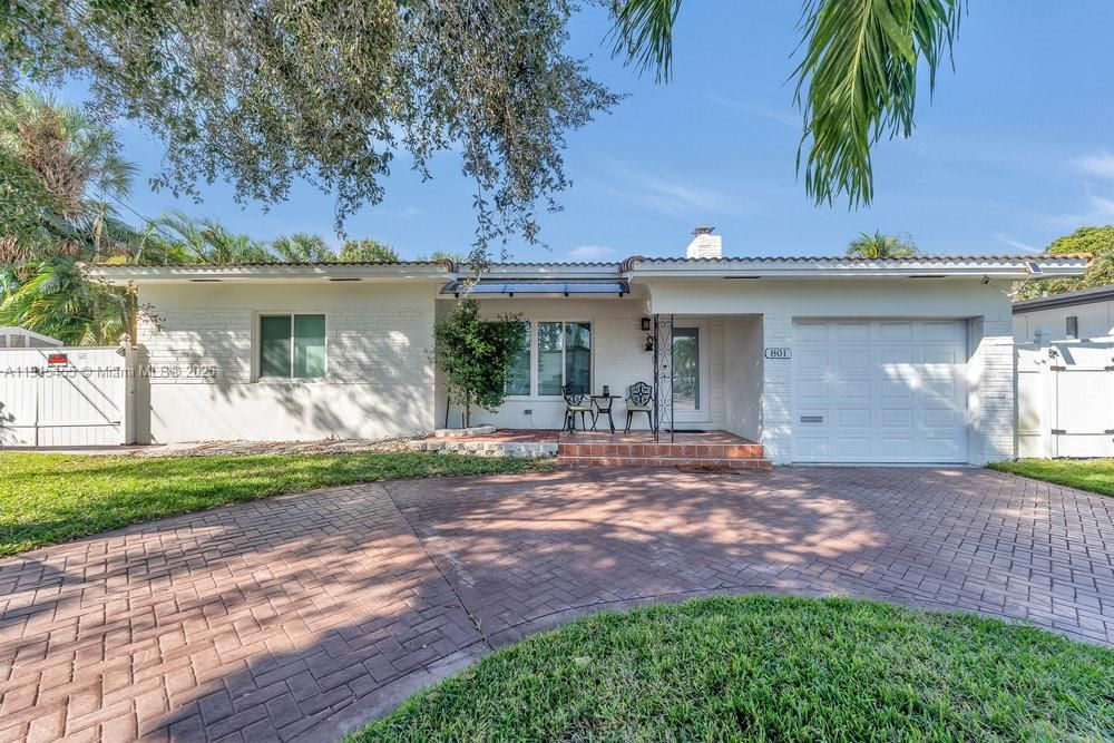 For Sale: $1,100,000 (2 beds, 2 baths, 1303 Square Feet)