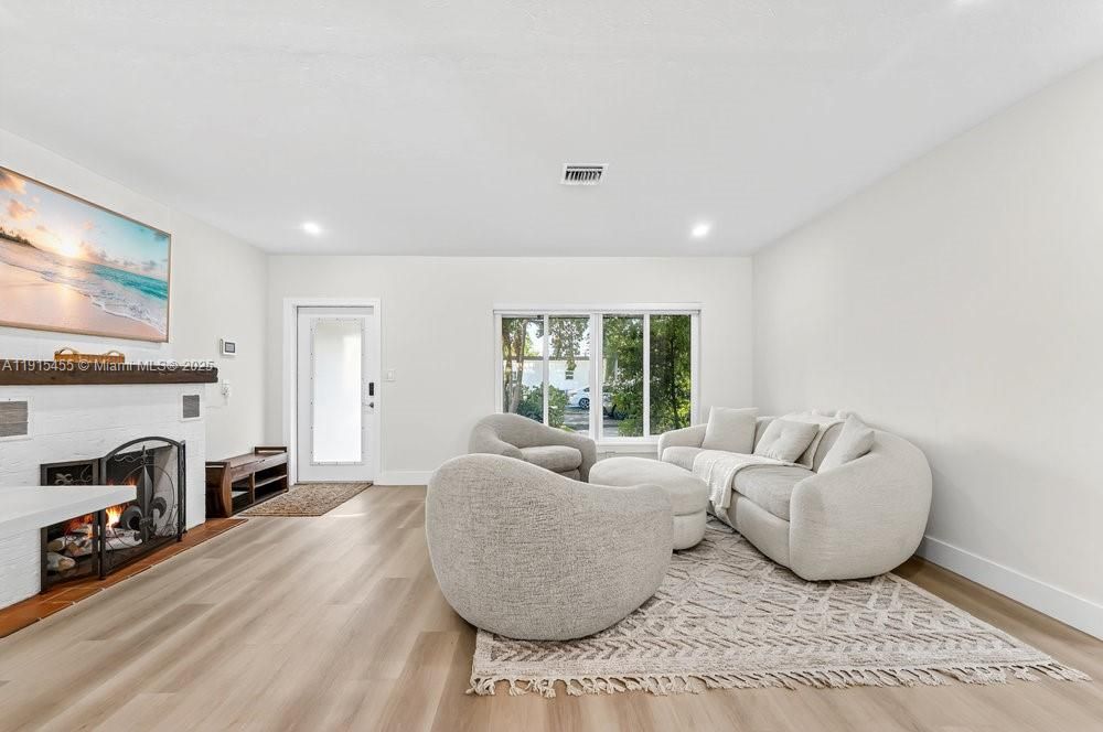 For Sale: $1,100,000 (2 beds, 2 baths, 1303 Square Feet)