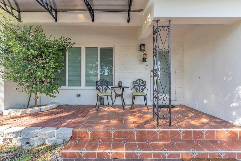 For Sale: $1,100,000 (2 beds, 2 baths, 1303 Square Feet)