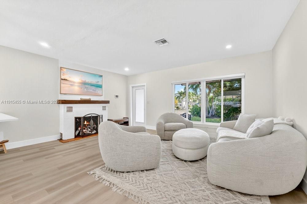 For Sale: $1,100,000 (2 beds, 2 baths, 1303 Square Feet)