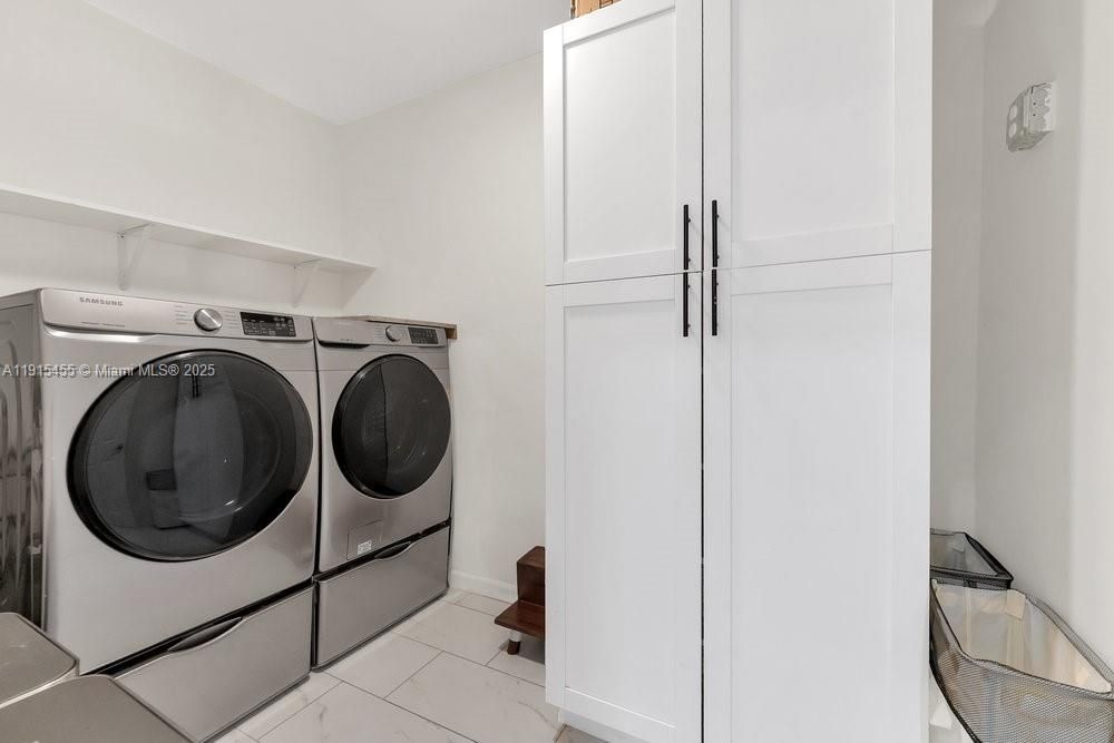 For Sale: $1,100,000 (2 beds, 2 baths, 1303 Square Feet)