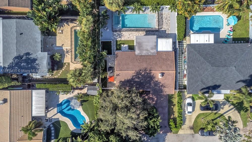 For Sale: $1,100,000 (2 beds, 2 baths, 1303 Square Feet)