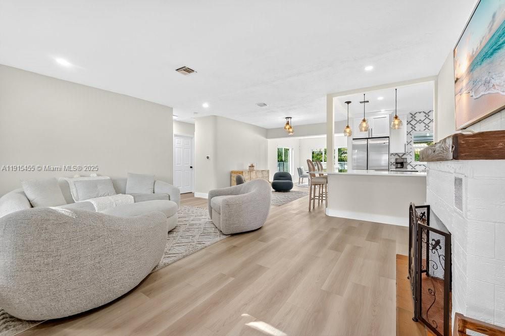 For Sale: $1,100,000 (2 beds, 2 baths, 1303 Square Feet)