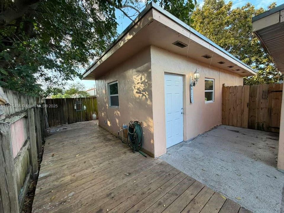 For Rent: $1,625 (1 beds, 1 baths, 2868 Square Feet)