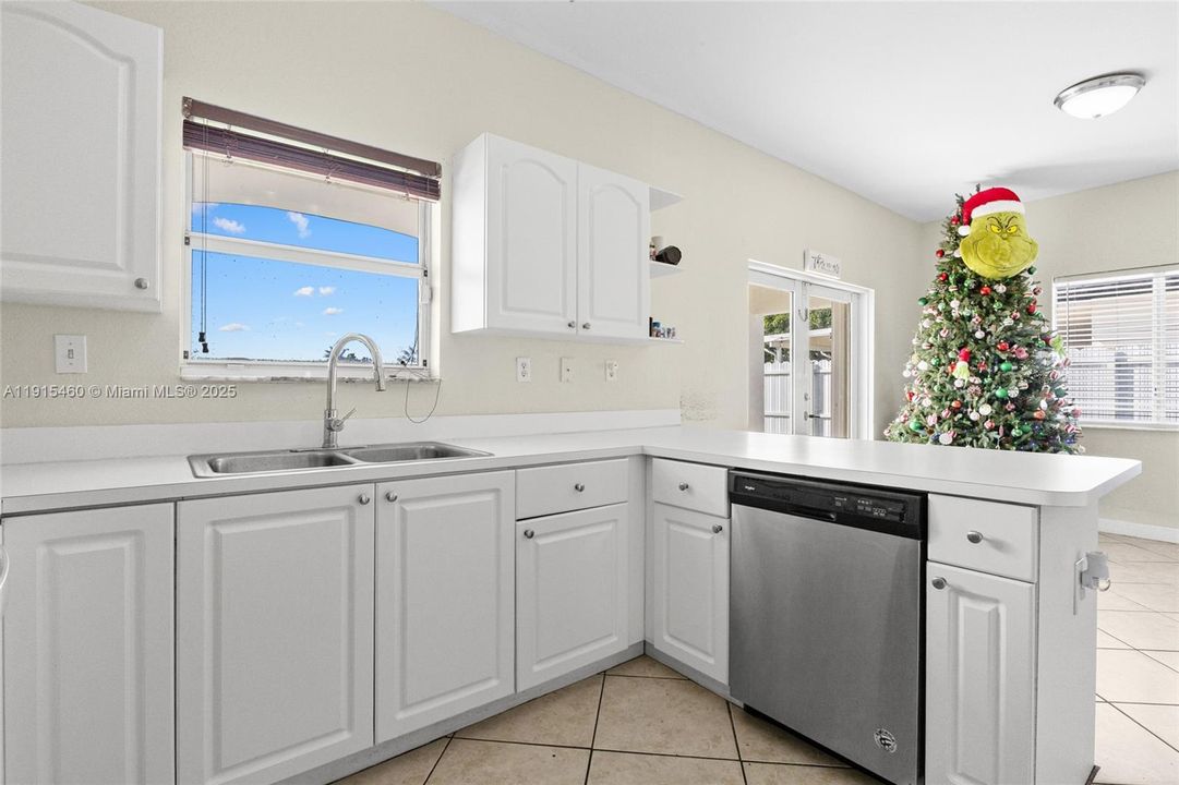 待售: $550,000 (3 贝兹, 2 浴室, 1388 平方英尺)