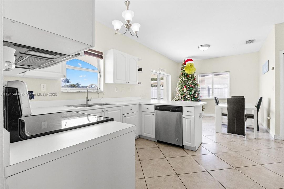 待售: $550,000 (3 贝兹, 2 浴室, 1388 平方英尺)