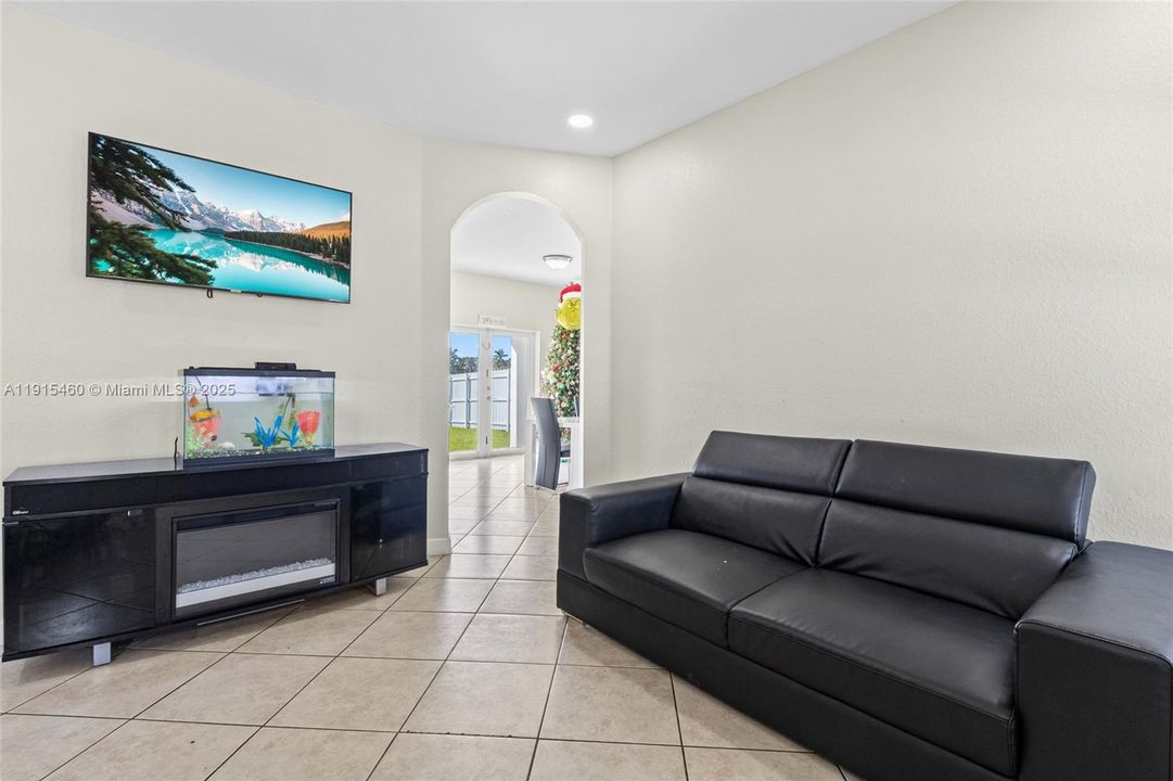 待售: $550,000 (3 贝兹, 2 浴室, 1388 平方英尺)