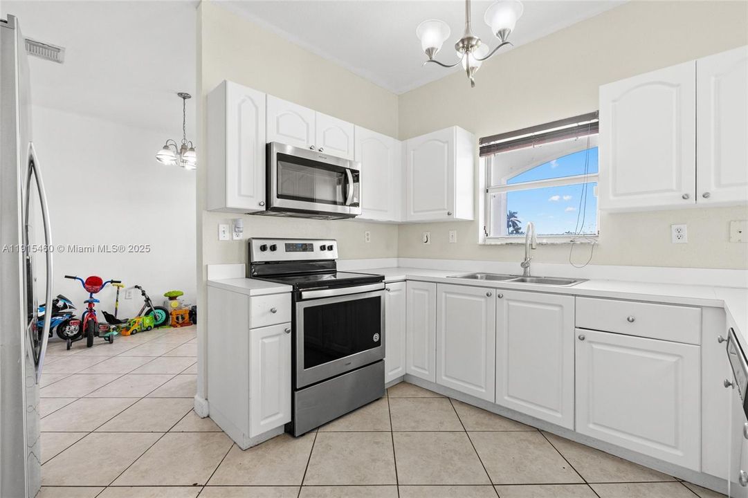 待售: $550,000 (3 贝兹, 2 浴室, 1388 平方英尺)