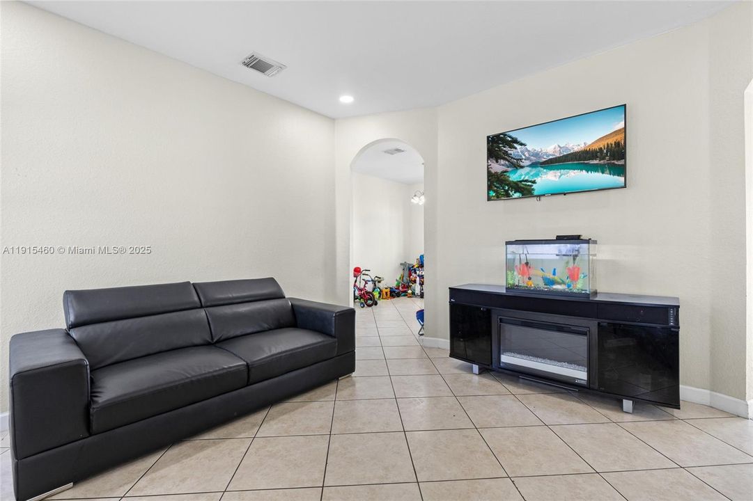 待售: $550,000 (3 贝兹, 2 浴室, 1388 平方英尺)