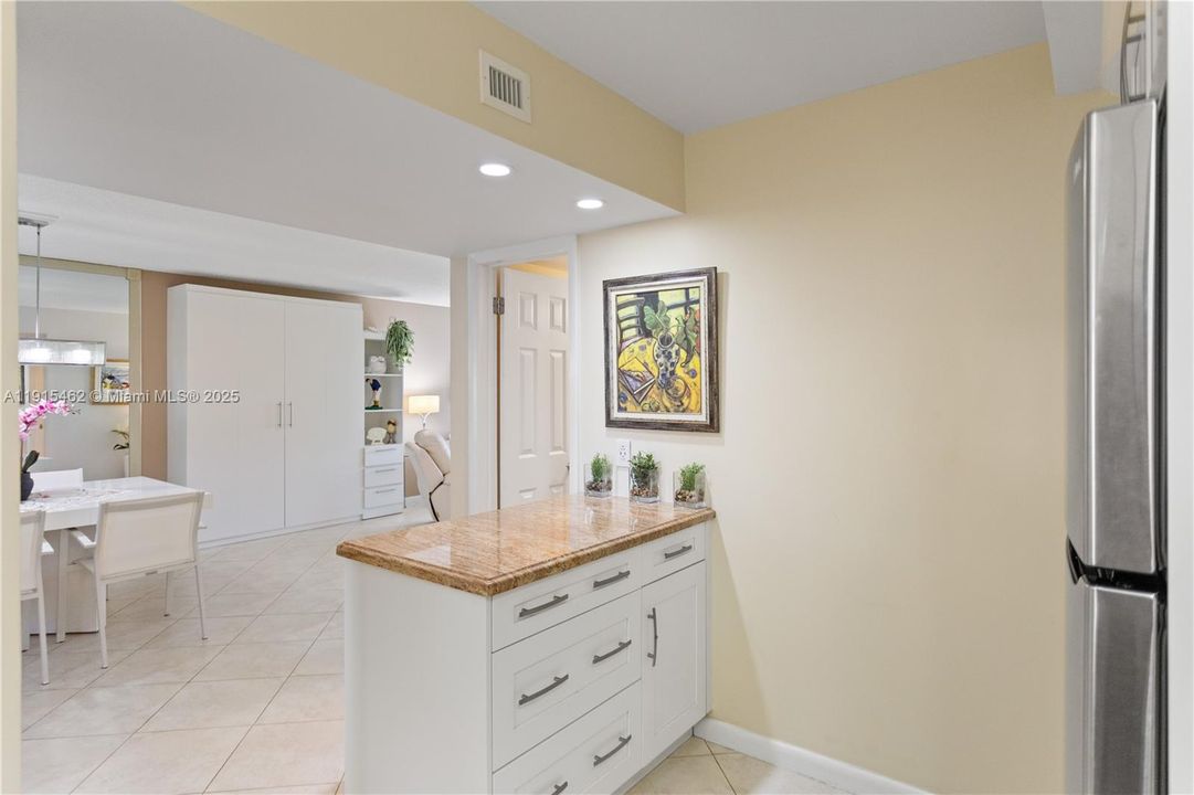 For Sale: $179,900 (1 beds, 1 baths, 900 Square Feet)