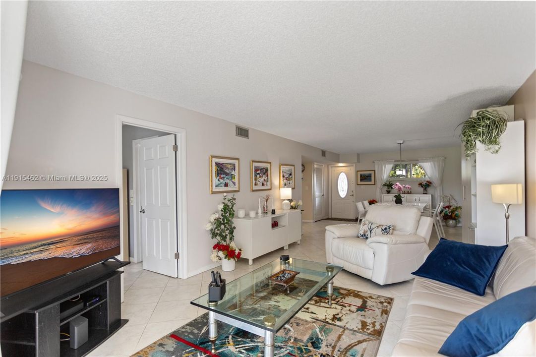 For Sale: $179,900 (1 beds, 1 baths, 900 Square Feet)