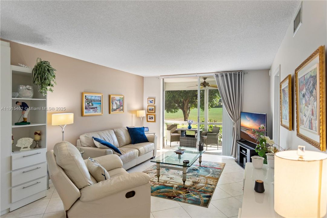 For Sale: $179,900 (1 beds, 1 baths, 900 Square Feet)