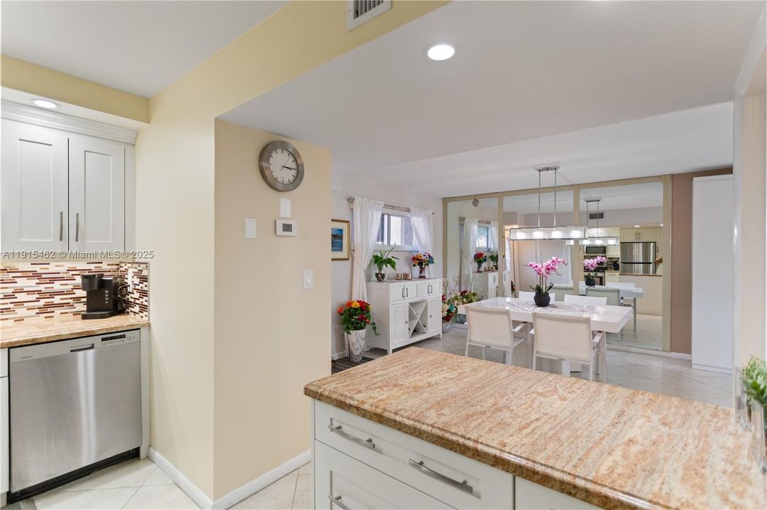 For Sale: $179,900 (1 beds, 1 baths, 900 Square Feet)