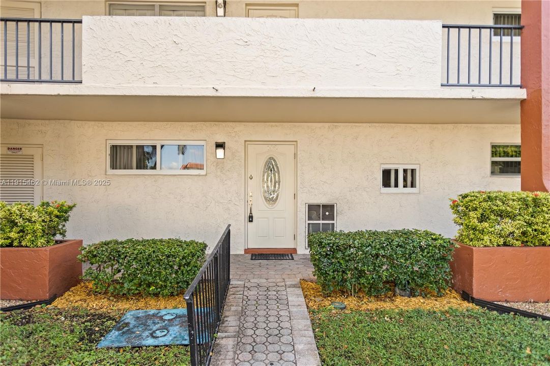 For Sale: $179,900 (1 beds, 1 baths, 900 Square Feet)