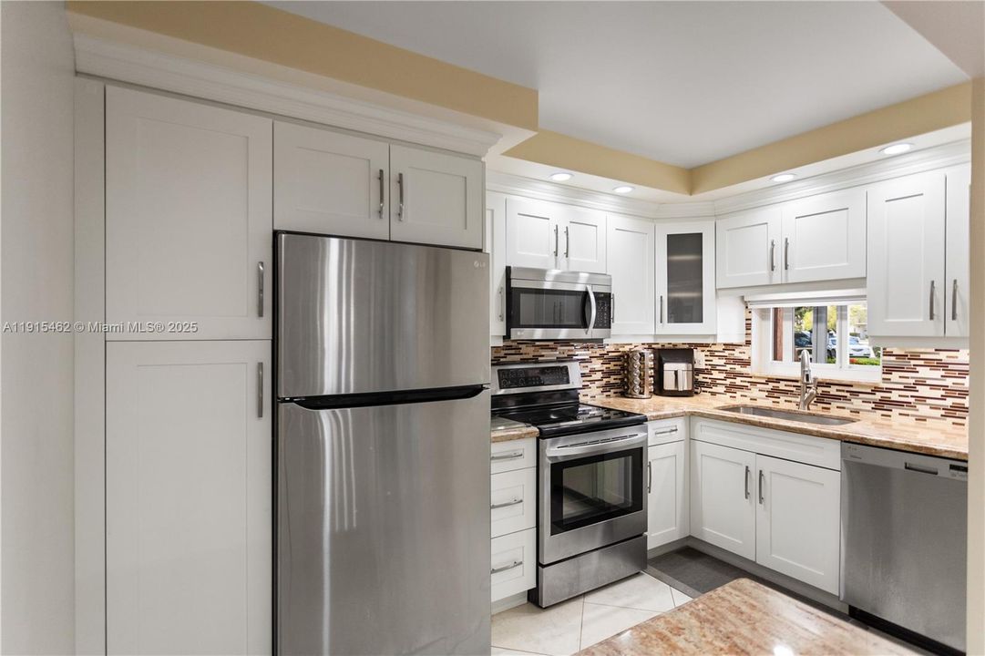 For Sale: $179,900 (1 beds, 1 baths, 900 Square Feet)