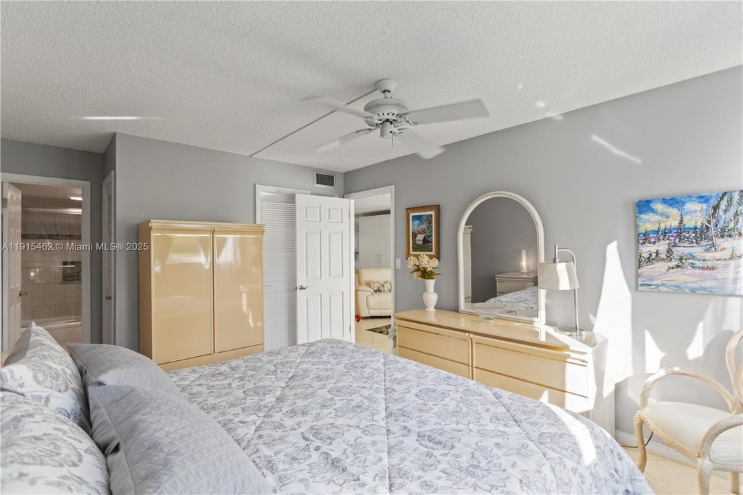 For Sale: $179,900 (1 beds, 1 baths, 900 Square Feet)