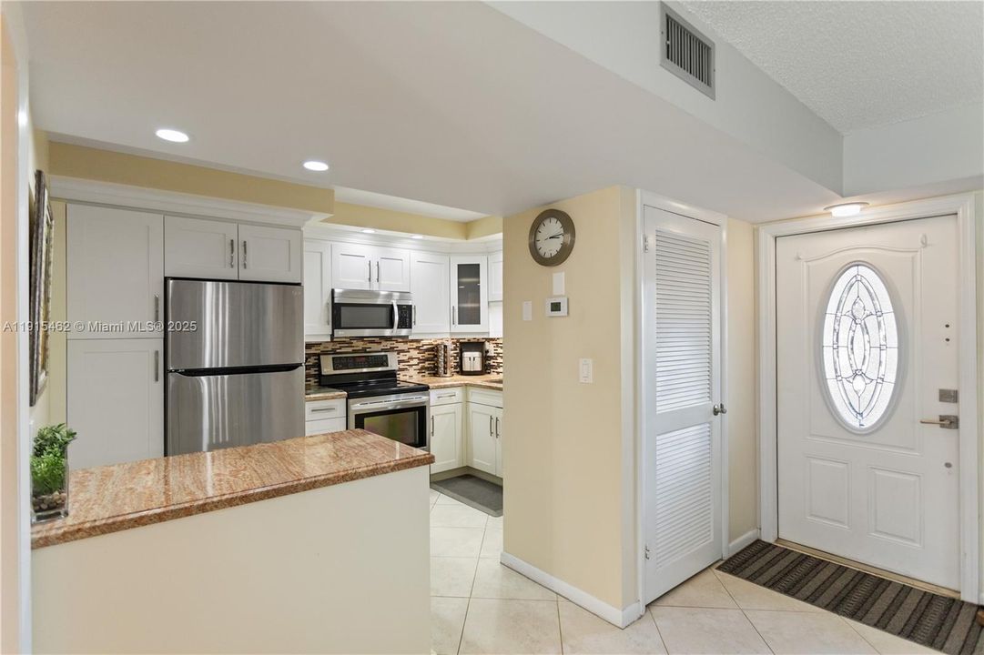 For Sale: $179,900 (1 beds, 1 baths, 900 Square Feet)