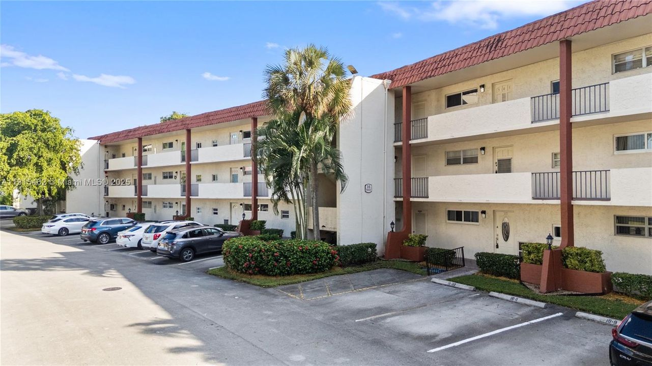 For Sale: $179,900 (1 beds, 1 baths, 900 Square Feet)