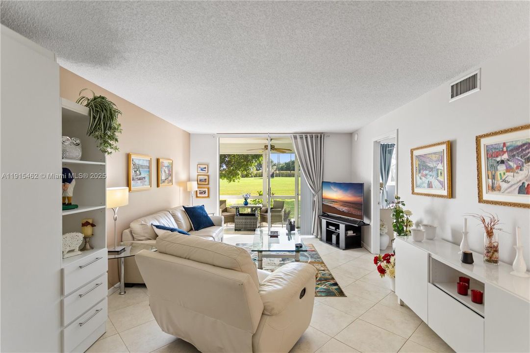 For Sale: $179,900 (1 beds, 1 baths, 900 Square Feet)