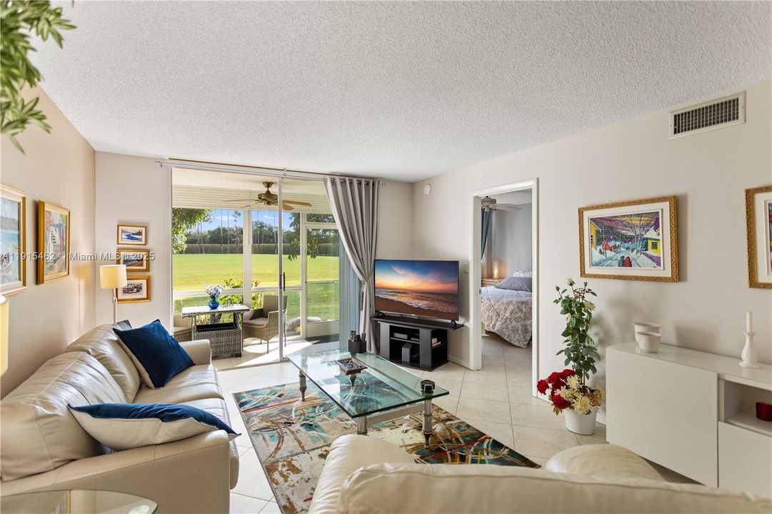 For Sale: $179,900 (1 beds, 1 baths, 900 Square Feet)