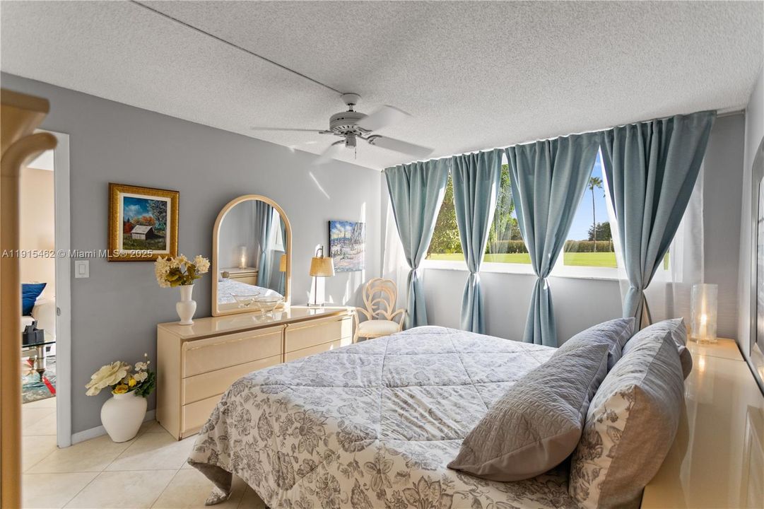 For Sale: $179,900 (1 beds, 1 baths, 900 Square Feet)