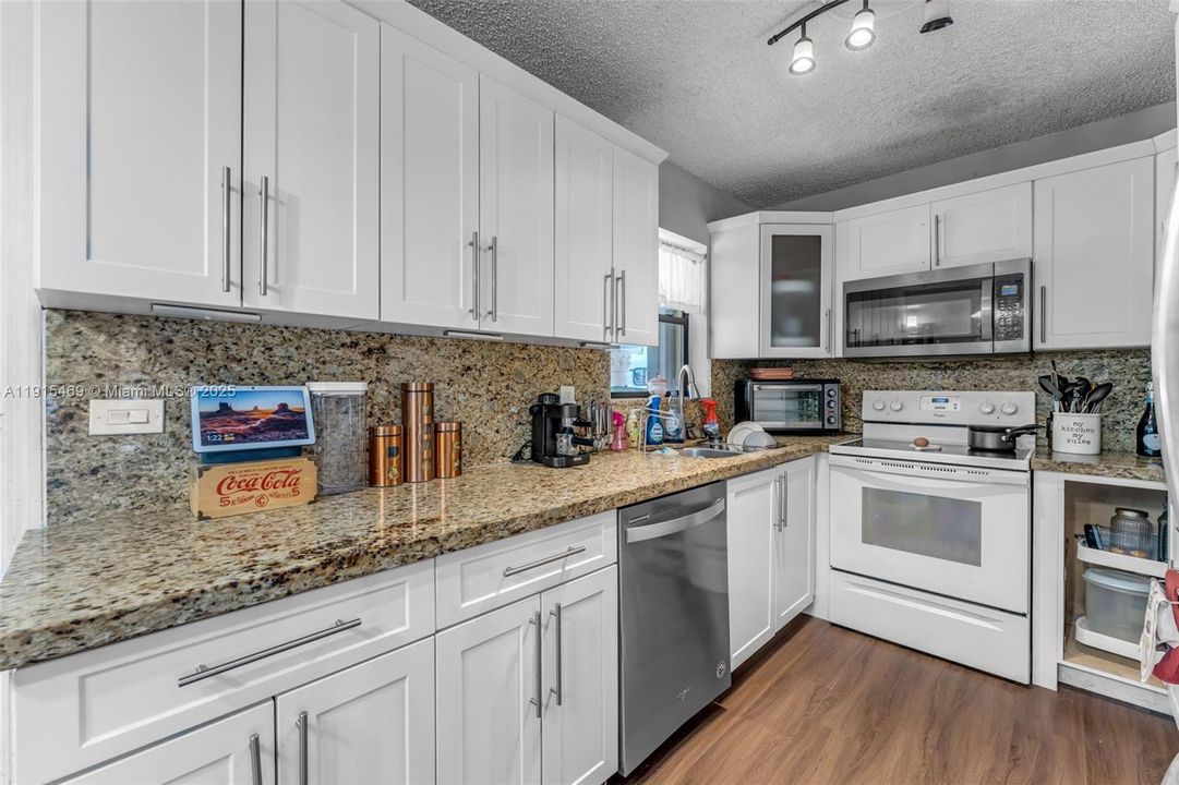 Active With Contract: $599,900 (3 beds, 2 baths, 1027 Square Feet)