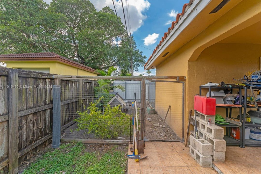 Active With Contract: $599,900 (3 beds, 2 baths, 1027 Square Feet)