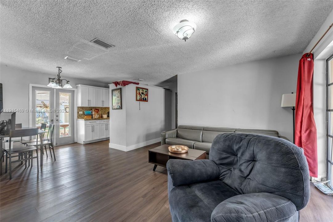 Active With Contract: $599,900 (3 beds, 2 baths, 1027 Square Feet)