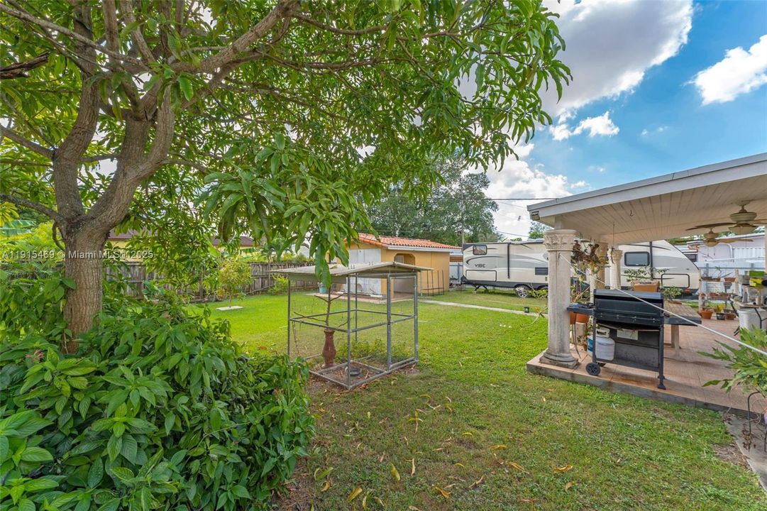 Active With Contract: $599,900 (3 beds, 2 baths, 1027 Square Feet)