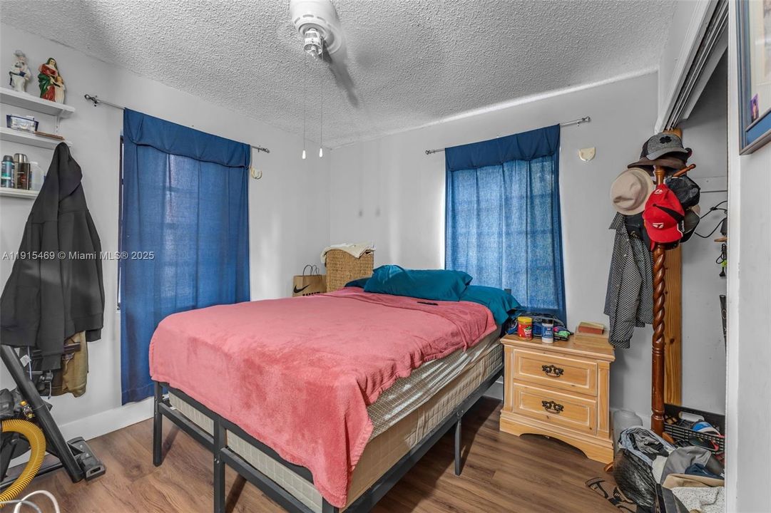 Active With Contract: $599,900 (3 beds, 2 baths, 1027 Square Feet)