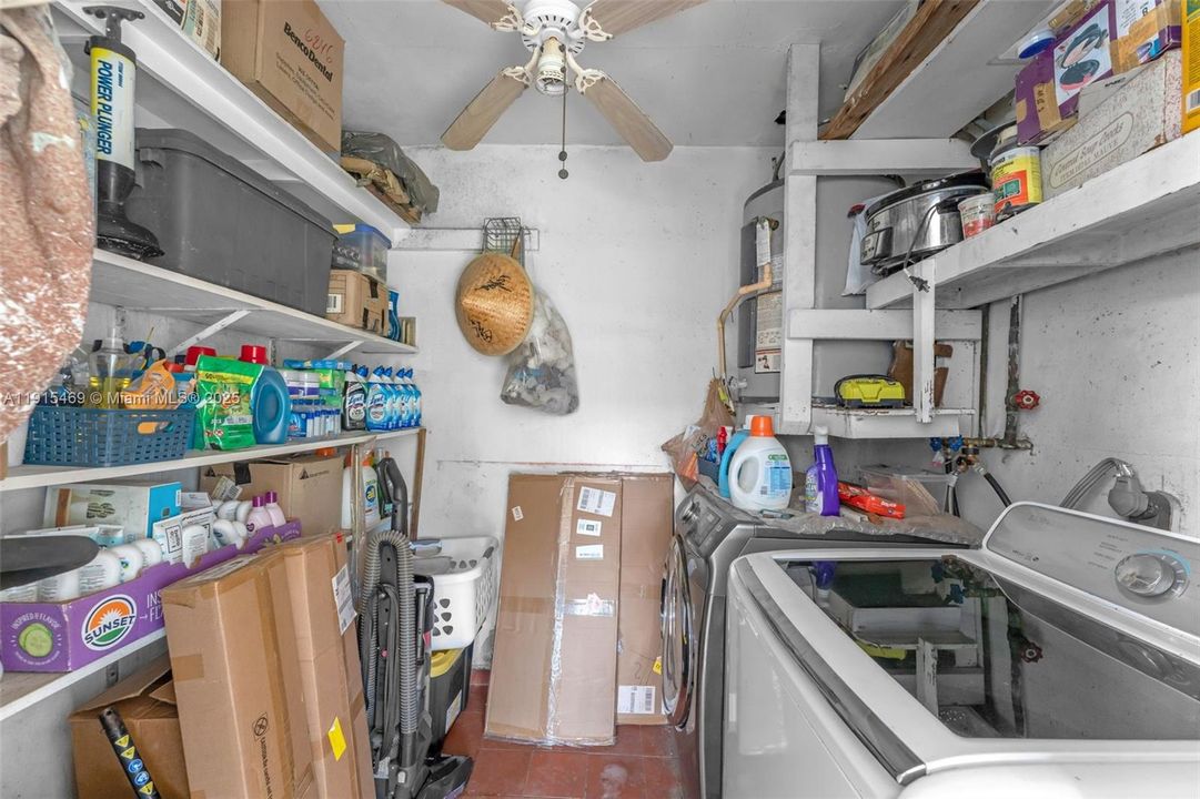 Active With Contract: $599,900 (3 beds, 2 baths, 1027 Square Feet)