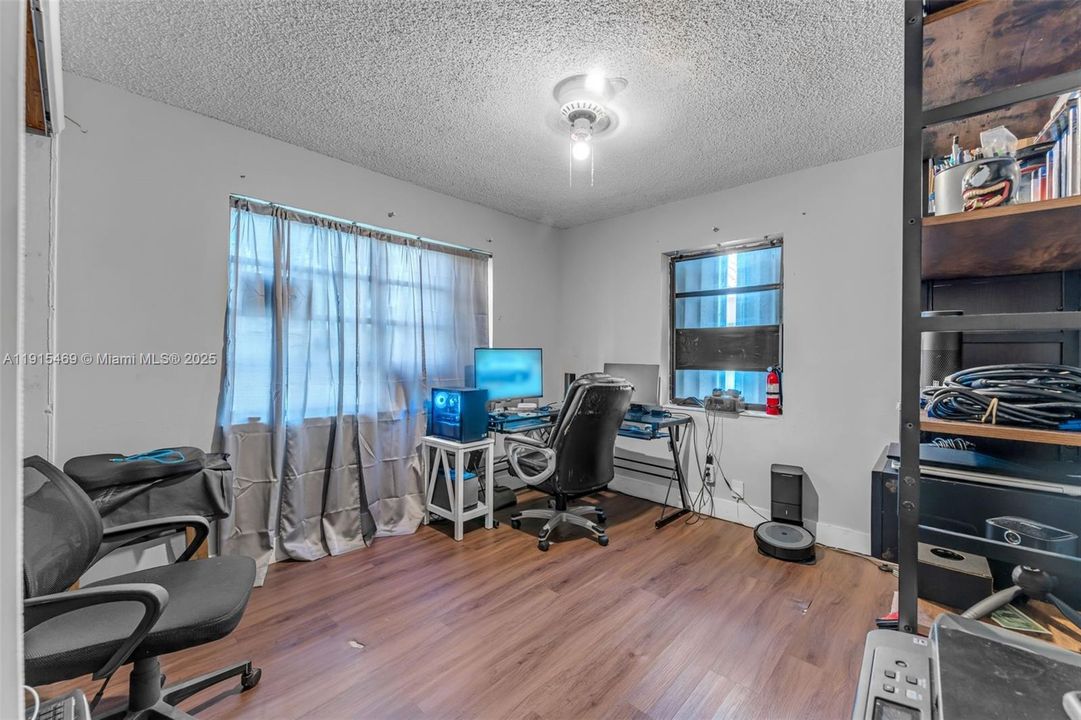 Active With Contract: $599,900 (3 beds, 2 baths, 1027 Square Feet)