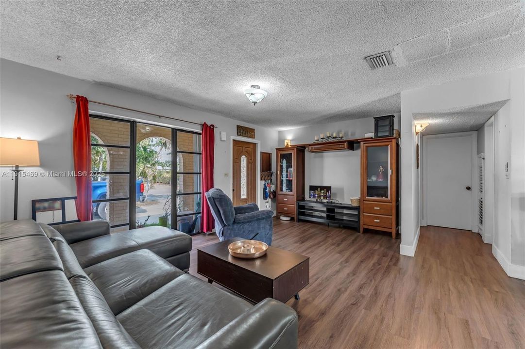 Active With Contract: $599,900 (3 beds, 2 baths, 1027 Square Feet)