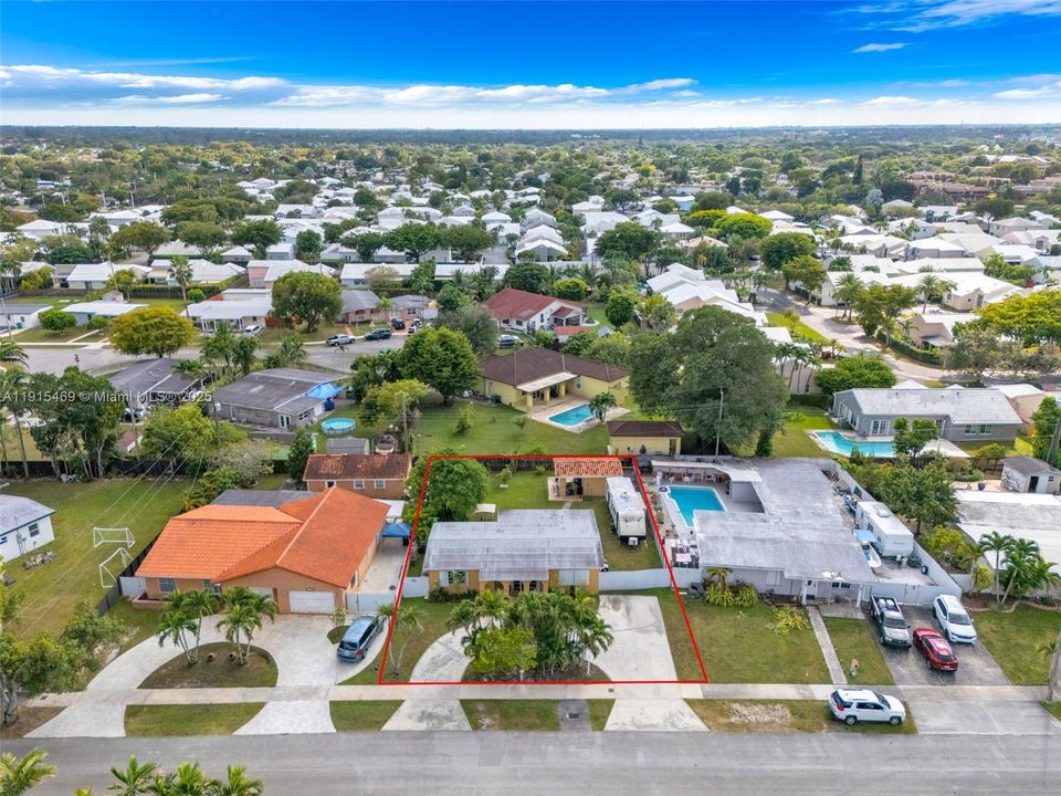 Active With Contract: $599,900 (3 beds, 2 baths, 1027 Square Feet)