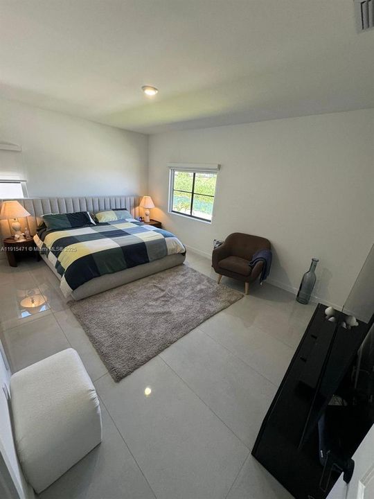 出租: $5,000 (5 贝兹, 3 浴室, 1810 平方英尺)