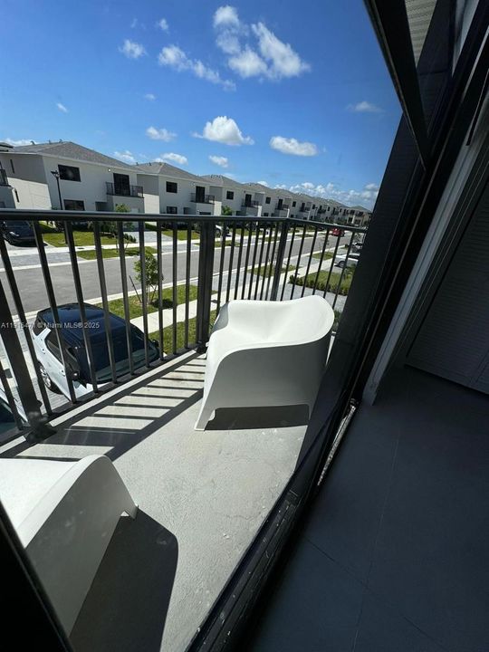 出租: $5,000 (5 贝兹, 3 浴室, 1810 平方英尺)