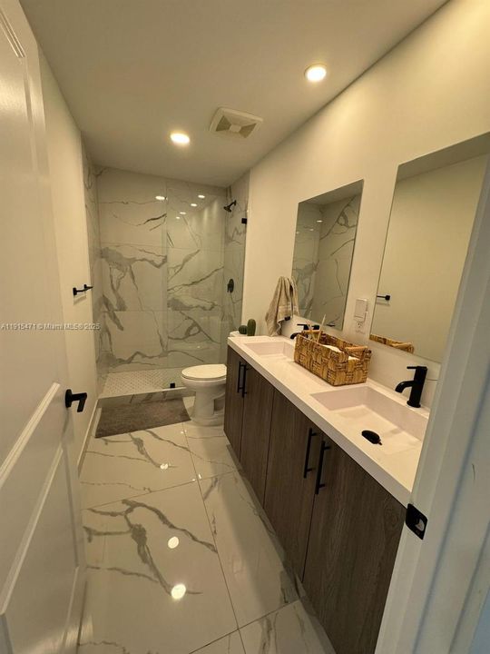 出租: $5,000 (5 贝兹, 3 浴室, 1810 平方英尺)