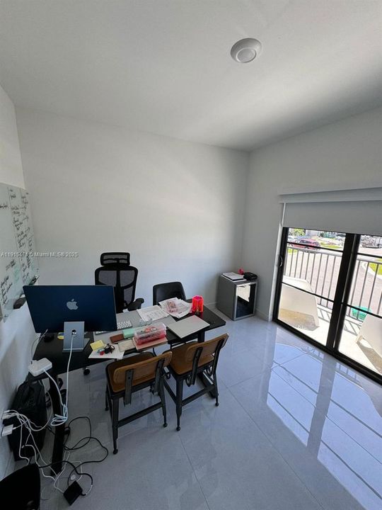 出租: $5,000 (5 贝兹, 3 浴室, 1810 平方英尺)