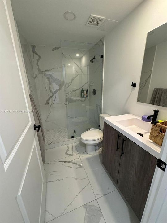 出租: $5,000 (5 贝兹, 3 浴室, 1810 平方英尺)