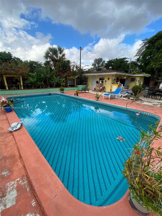 For Rent: $1,200 (1 beds, 1 baths, 1863 Square Feet)